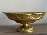 Fructieră vintage pe picior, metal auriu, decor struguri și viță-de-vie, 27 &times; 22 cm