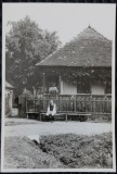 Fotografie, Casa din Maramures cu barbat si femeie in port popular, perioada interbelica