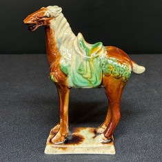Statuetă din ceramică &ndash; cal decorativ maro-verde, China