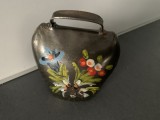 Deosebit clopot din alamă vechi,decorativ,decorat manual cu motive florale,sunet cristalin,de colecție/decor.
