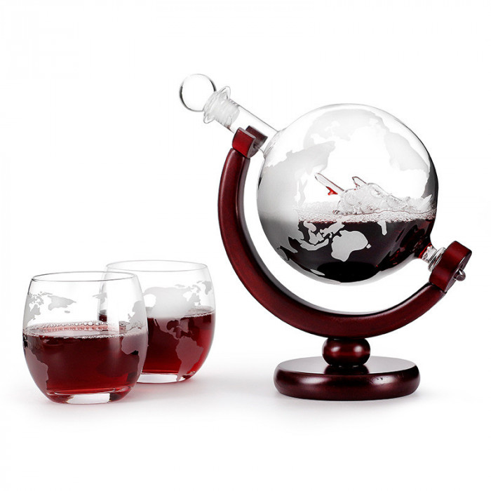 Set Sticla decantor Edman, forma glob pamantesc, cu suport din lemn si 2 pahare pentru vin, Visiniu