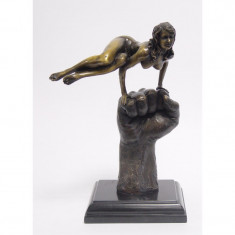 Femeie pe pumn-statueta din bronz pe un soclu din marmura JK-25