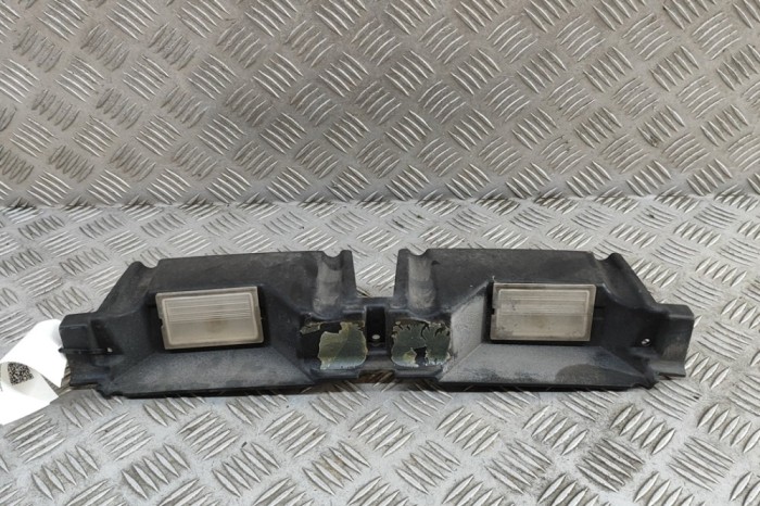Ornament lampa număr de &icirc;nmatriculare ASTON MARTIN VANTAGE Coupe 2006 OEM: 6G33‑N43400‑AD 31220577