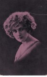 Portret artistic feminin de tip bust pe un fundal intunecat (circulata)