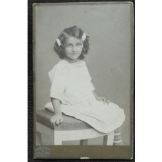 Fotografie pe carton, fetita cu fundite, stand pe scaun, inceput de secol XX