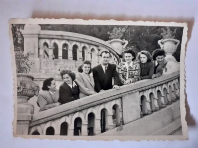 Fotografie dimensiune 6/9 cm cu grup &amp;icirc;n Govora (județul V&amp;acirc;lcea) &amp;icirc;n 1953 foto