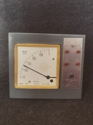 Aparat vechi de masura. Voltmetru, tip M11. Didactica, pentru uz didactic. foto