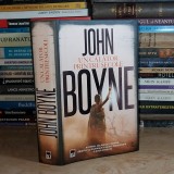 JOHN BOYNE - UN CALATOR PRINTRE SECOLE , 2021 ( CARTONATA ) #