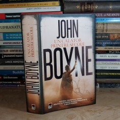JOHN BOYNE - UN CALATOR PRINTRE SECOLE , 2021 ( CARTONATA ) #