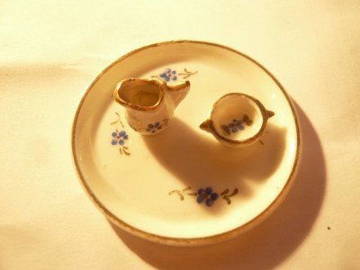 3 Platouri portelan cu miniaturi vesela , defect - o ceasca nu mai are toarta foto