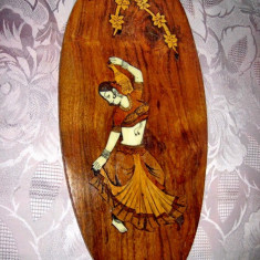 25A-Frumoasa Aplica veche cu dansatoare orientala din lemn de nuc si intarsie.