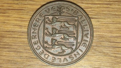 Guernsey - moneda Commonwealth britanic - 8 doubles 1956 bronz - Elisabeta II - superba ! foto