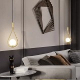 Lustra pe cablu, lacrima, 1 glob sticla alb, corp auriu, dulie E14, lungime reglabila maxim 1.2 m