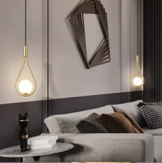 Lustra pe cablu, lacrima, 1 glob sticla alb, corp auriu, dulie E14, lungime reglabila maxim 1.2 m