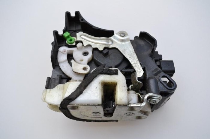 &Icirc;ncuietoare ușă st&acirc;nga față MITSUBISHI L 200 / TRITON KA_T, KB_T 2007 1874079