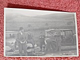 Fotografie tip carte postala, reparand pana la o masina, perioada interbelica