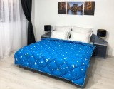 Pilota iarna matlasata &quot;Luna si Stele&quot; Coneltex, dimensiuni 200x210 cm, culoare albastra, umplutura fibra siliconizata antialergica, densitate 350 g/m