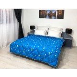 Pilota iarna matlasata &quot;Luna si Stele&quot; Coneltex, dimensiuni 140x210 cm, culoare albastra, umplutura fibra siliconizata antialergica, densitate 350 g/m