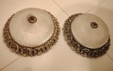 Elegant set de 2 plafoniere in stil francez,bază metalică, cu un finisaj de culoare aurie decorată cu motive florale și o bordură răsucită.