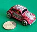 Volkswagen Beetle Broscuță Hot Wheels Holiday Racers Mattel 1986 , Made in Malaezia. Diecast, carcasă metalică vopsita impecabil Valentine`s Day W