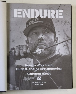 ENDURE - HOW TO WORK HARD , OUTLAST , AND KEEP HAMMERING by CAMERON HANES , 2022 foto