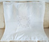 Fata de masa Vintage din bumbac cu broderie manuala florala si broderie pe fir.