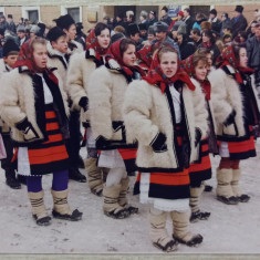 Copii in port national, iarna// fotografie de presa anii '90-2000