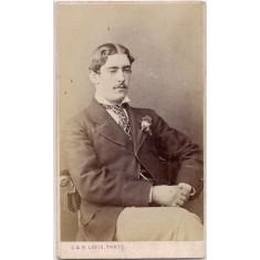 Fotografie tip CDV - perioada interbelica, reprezentand un barbat