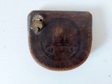 * Portmoneu vintage de piele pt monede, cu emblema metalica forma de coif roman