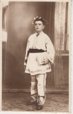 QW18 54 - Fotografie foarte veche - baiat in costum national - anii 1950