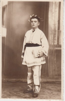 QW18 54 - Fotografie foarte veche - baiat in costum national - anii 1950 foto