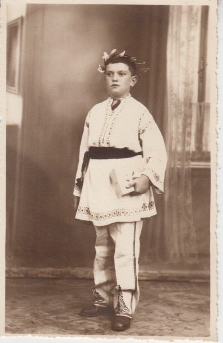QW18 54 - Fotografie foarte veche - baiat in costum national - anii 1950