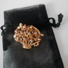 INSIGNA Brosa-GHIVECI CU FLORI -placata AUR martisor