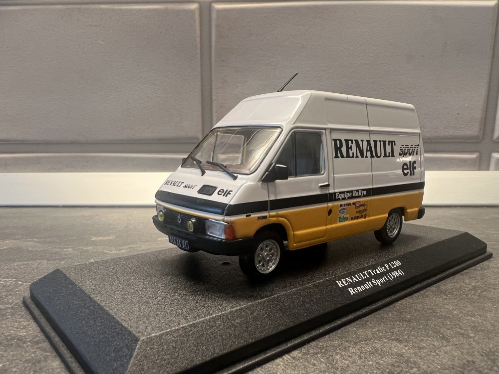 Macheta Renault Trafic Asistenta Rally Renault Sport scara 1:43 ...