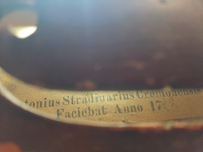 Vioară executată &amp;icirc;n Școala Stradivarius foto