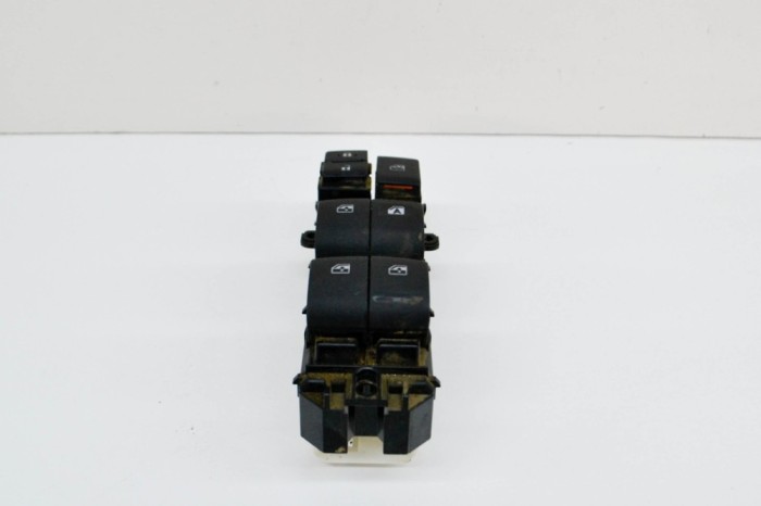 Buton geam ușă dreapta față TOYOTA HILUX VIII Pick-up _N1_ 2017 OEM: 84820-0K260 14710937