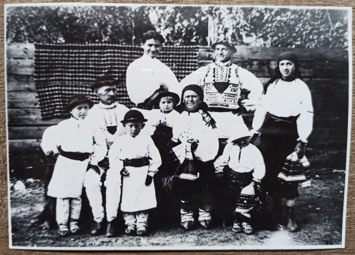 Familie de tarani in port, anii &#039;30// reproducere de epoca