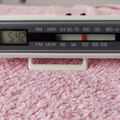 RADIO Hi- Bunsonic AM-FM Clock Radio SI Alarma ,Functioneaza .