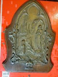 5516-Aplica veche Lourdes-Palais de Rosaire stil Gotic bronz anii 1900. Fecioara rugandu- se la Sfanta Fecioara Maria.