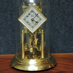 Ceas antic in cupola de sticla și fir de torsiune mecanic