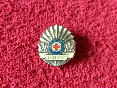 Insigna - tematica medicina - Crucea rosie a RSR - Evidentiat - varianta Mica foto