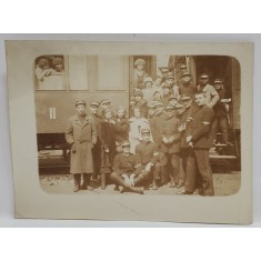 GRUP DE ELEVI , FOTOGRAFIE DE GRUP LANGA VAGON DE TREN , FOTOGRAFIE , CCA. 1900