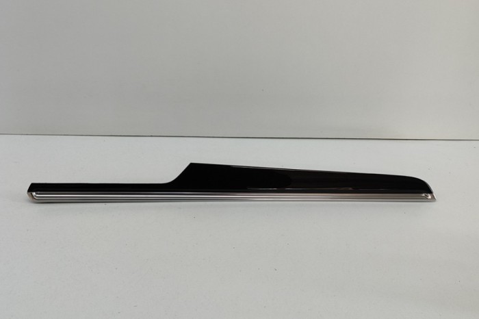 Ornament panou ușă st&acirc;nga față PORSCHE MACAN 95B 2014 OEM: 95B867409D,95B.867.409.D 26834367