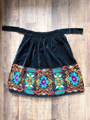 Zadie de-a br&acirc;u / sort costum popular, catifea neagra cu broderie de mana cu ata colorata si paiete+margele marunte, vechi, vintage