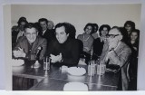 REGIZORUL SI ACTORUL LIVIU CIULEI , INTR- UN MOMENT DE AMUZAMENT , LA MASA , IN TIMPUL UNEI CONFERINTE , FOTOGRAFIE , ANII ' 70