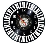 Ceas de Perete Decorativ &ldquo;Piano Melody&rdquo;, din Disc Vinil Reciclat, Design Clape și Note Muzicale, Negru, Mecanism Silențios (Sweep), 30 cm