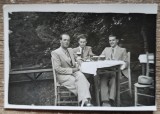 Barbati savurand o halba de bere, Romania interbelica// fotografie