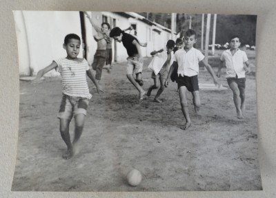 Copii jucand fotbal fotografie veche cca 1970 foto