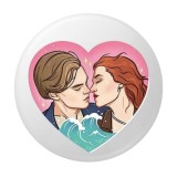 Cumpara ieftin Insigna rotunda cuplu indragostit in inima roz, design romantic ilustrat, 58 mm, prindere cu ac