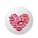 Cumpara ieftin Insigna metalica rotunda 58 mm, model inima formata din imprimeuri buze rosii si roz, sistem prindere ac siguranta